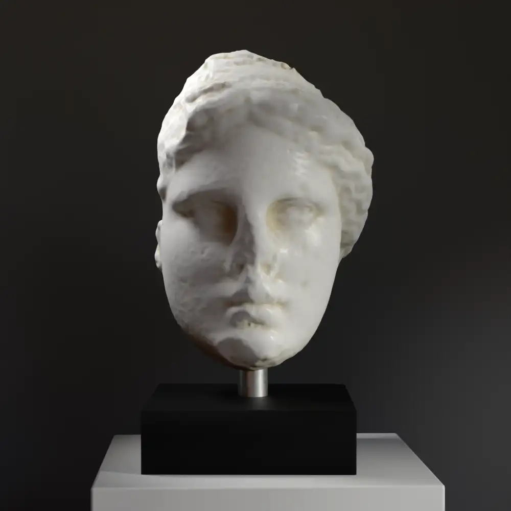 Büste einer überlebensgroßen Statue von Demeter mit detaillierten Merkmalen.