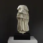 Marmor-Statuette eines Mädchens mit spiralförmigen Schlangenarmbändern.