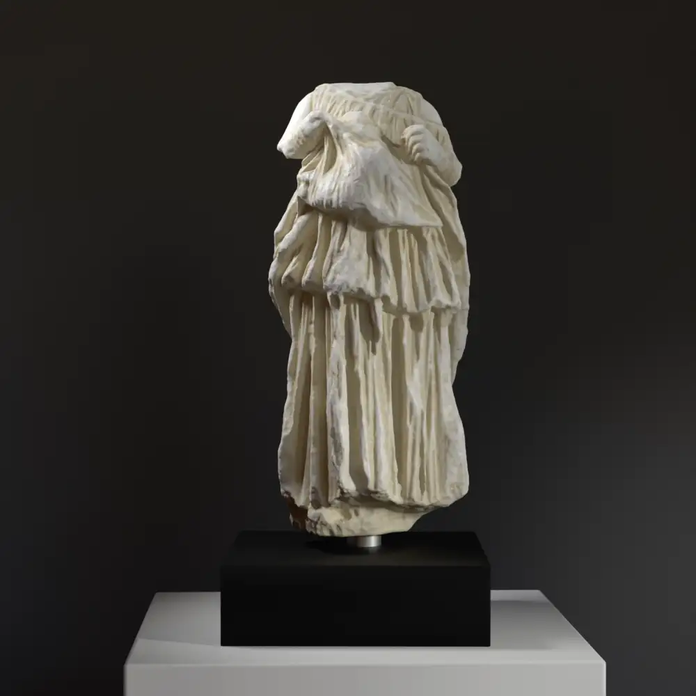 Marmor-Statuette eines Mädchens mit spiralförmigen Schlangenarmbändern.