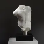Replik des Torsos des Minotaurus im Louvre, detailreiche Darstellung.