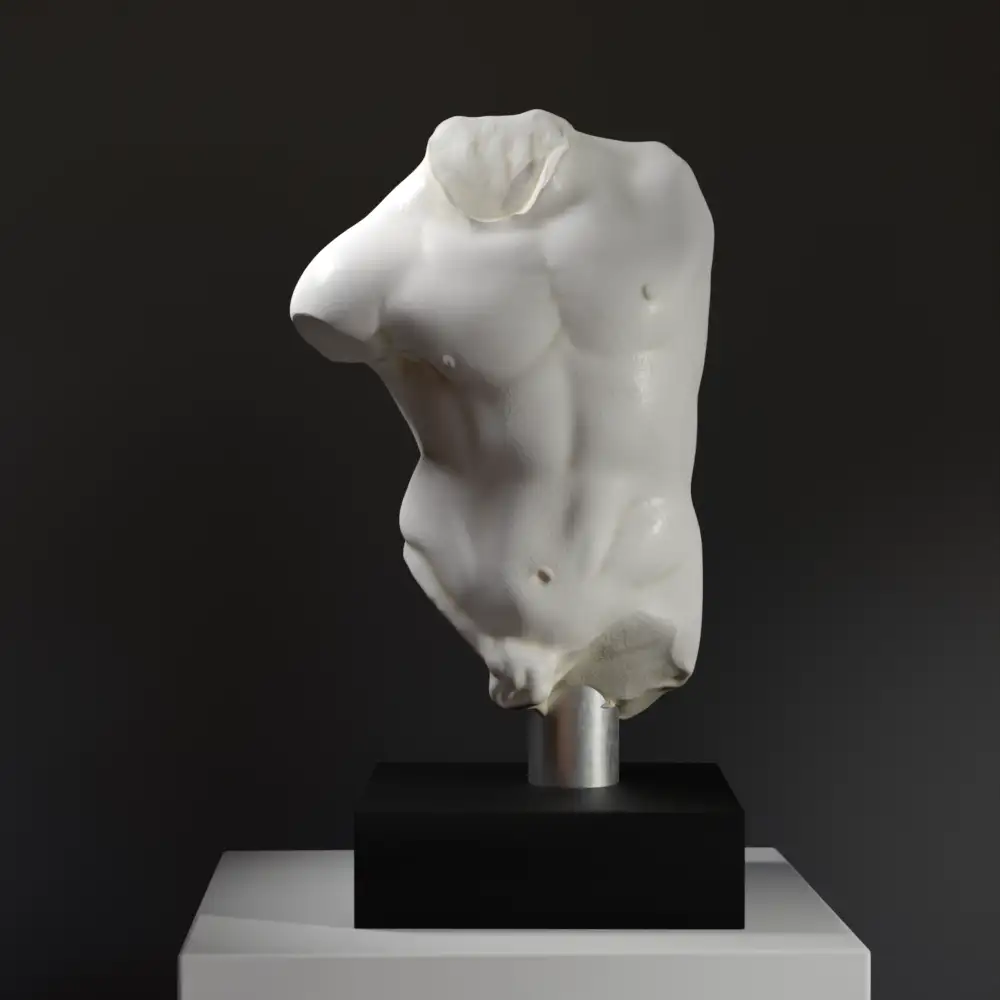Replik des Torsos des Minotaurus im Louvre, detailreiche Darstellung.