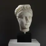 Büste einer jungen Frau mit detaillierten Merkmalen und antikem Charme.