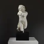 Skulptur von Amor aus römischem Marmor mit feinen Details.