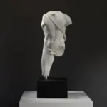 Statue eines Kriegers, die Achilles und Penthesilea darstellt.