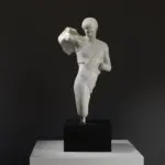 Statue von Ikarus mit filigranen Flügeln und jugendlichem Ausdruck.