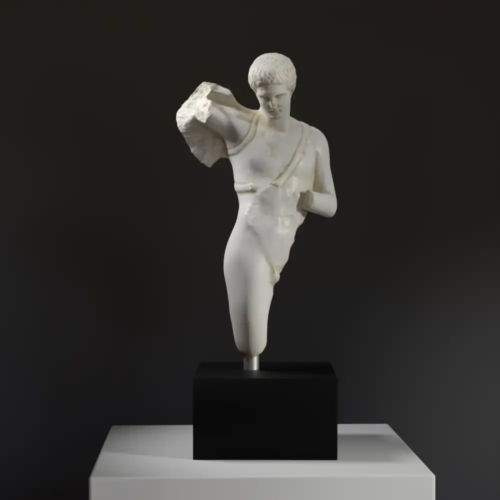 Statue von Ikarus mit filigranen Flügeln und jugendlichem Ausdruck.