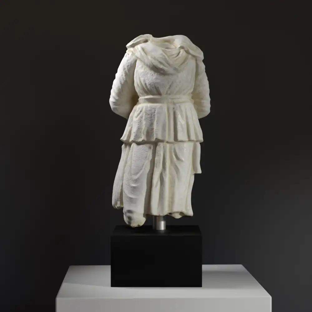 Detailreiche Skulptur des Trapezophoros, der einen gefangenen Mann darstellt.