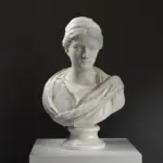 Büste von Vibia Sabina mit zartem Diadem und idealisierten Zügen.