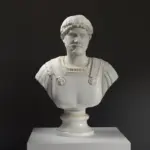 Büste von Hadrian, detailreiche Darstellung mit Löwenkopf-Brustpanzer.