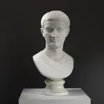 Detailreiche Replik der Büste des Marmorkopfes von Kaiser Tiberius.