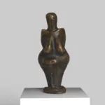 Escultura de Venus de Dolní Věstonice en resina con efecto de mármol y bronce.