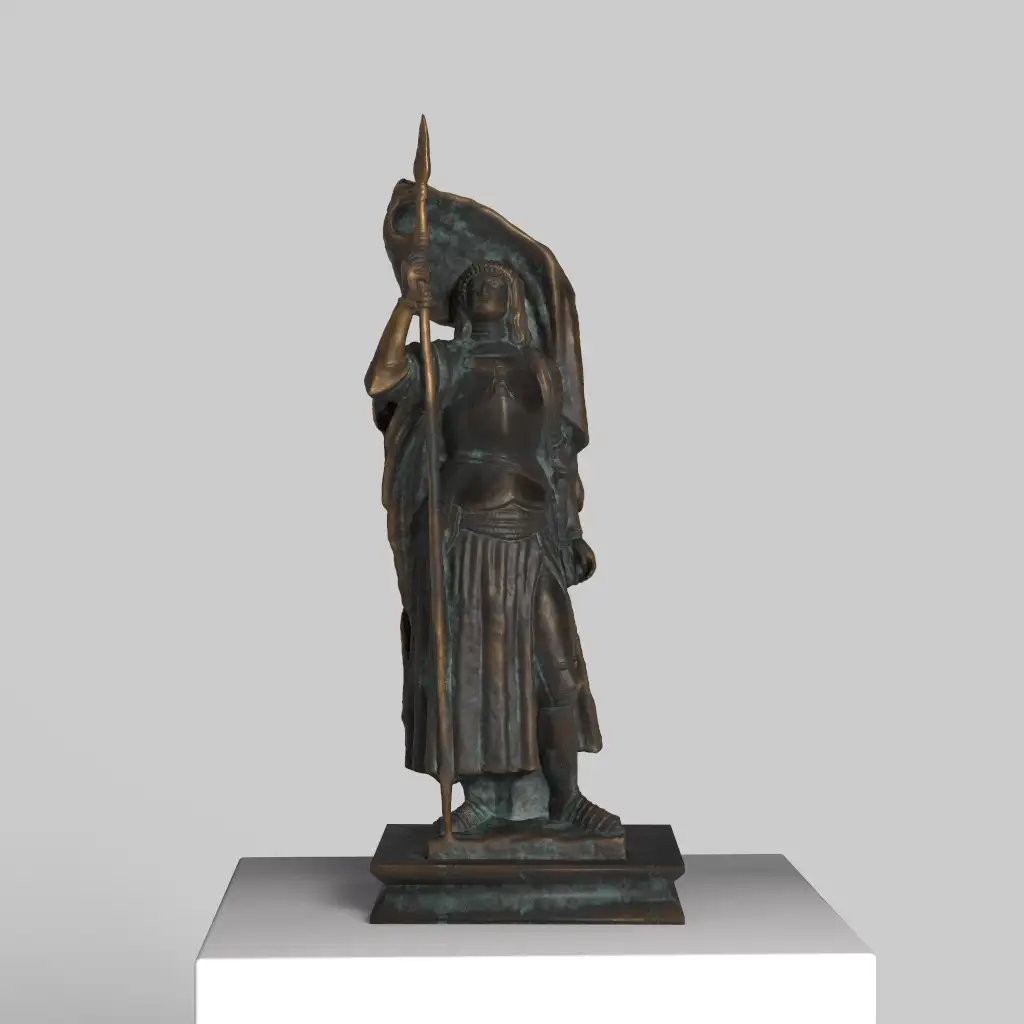 Escultura de Santa Juana de Arco con el estandarte de batalla, una réplica detallada.