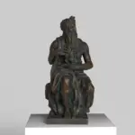 Escultura de Moisés en resina con acabado que imita mármol y bronce.