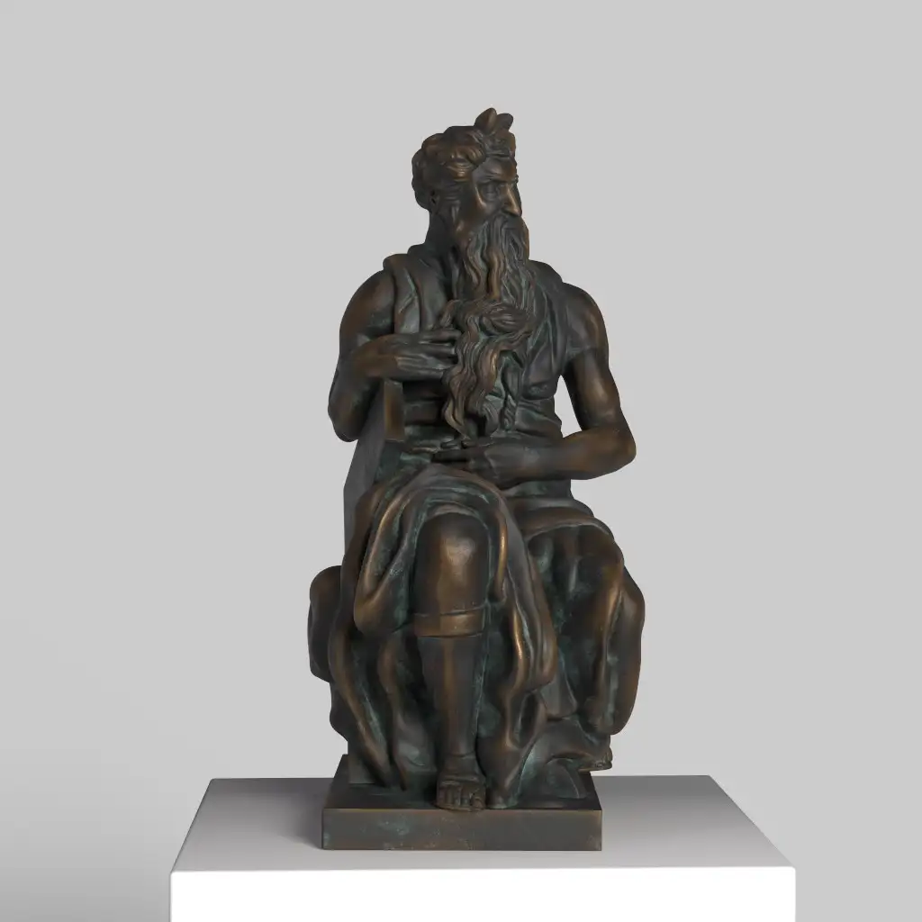 Escultura de Moisés en resina con acabado que imita mármol y bronce.