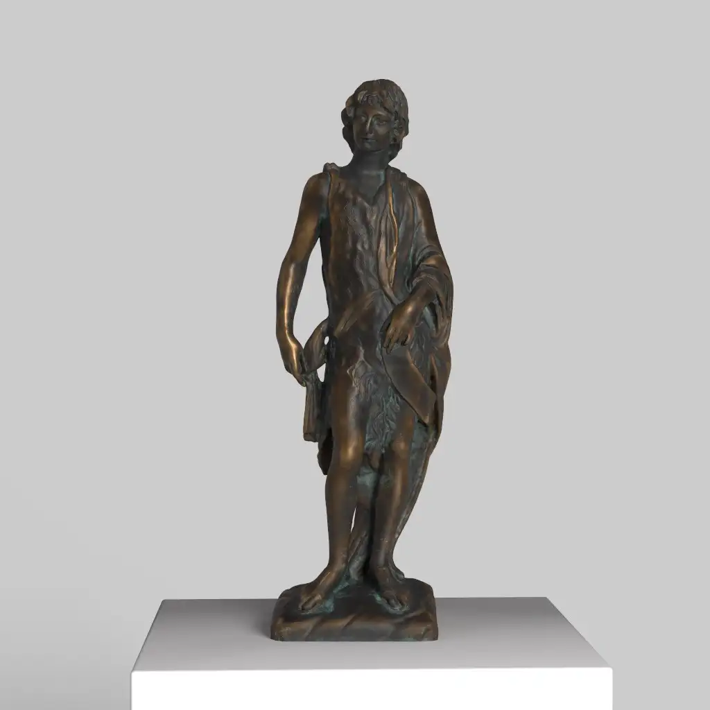 Escultura de Juan el Bautista en resina con acabado de pátina.