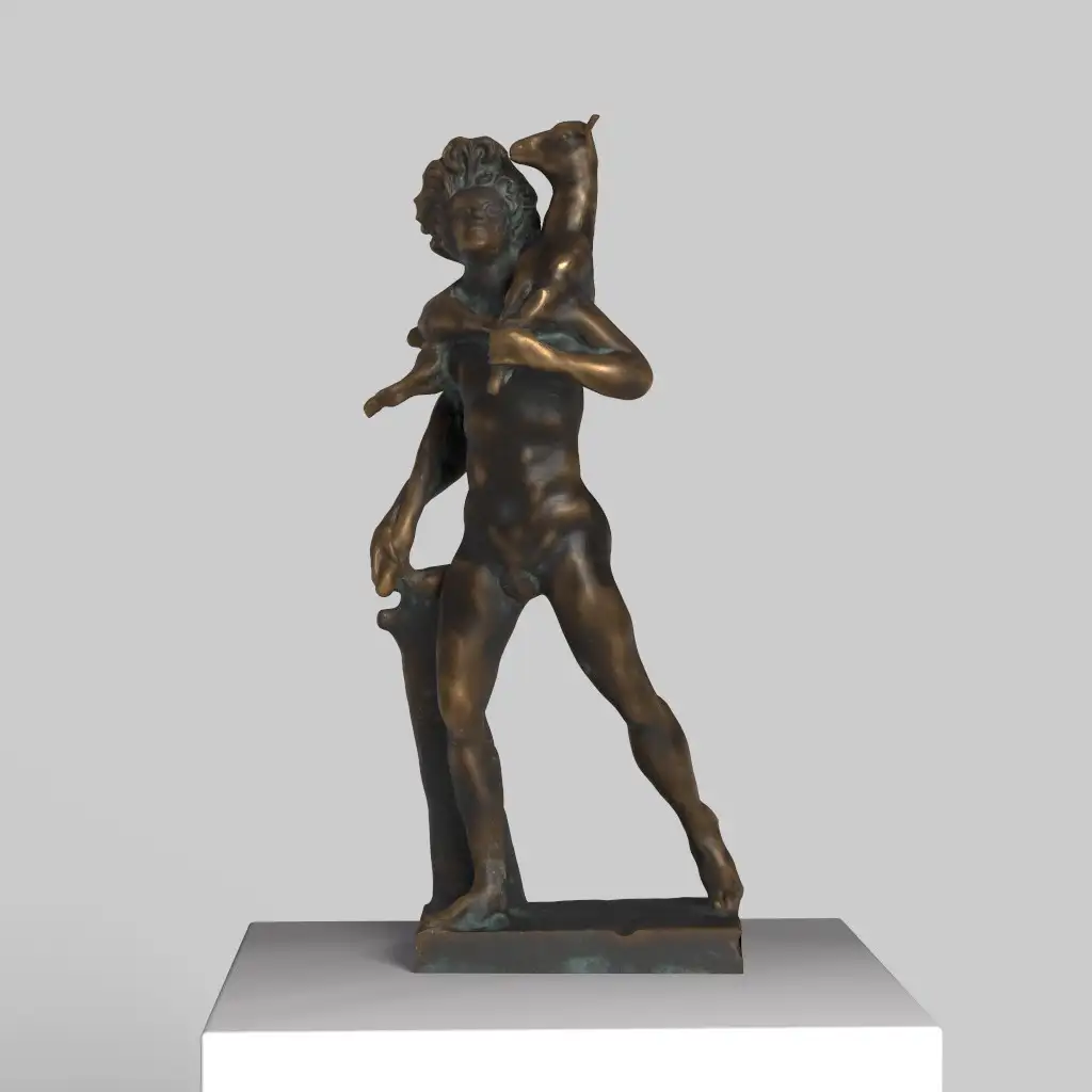 Escultura del Fauno con Cabra, destacando sus detalles y pátina.