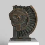 Escultura del Disco de Mictlantecutli en resina con acabado de mármol y bronce.