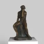Escultura de Adán en resina con efecto de pátina.