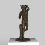 Escultura de Acteón en movimiento, sorprendido por la diosa Artemisa.