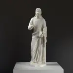 Escultura de Santiago en resina con acabado de pátina.