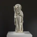 Escultura de Santiago el Mayor con detalles de su vestimenta y atributos.