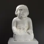 Escultura de una Mujer Arrodillada en el Museo Británico de Londres