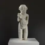 Escultura de un Hermafrodita con detalles anatómicos y acabados que imitan mármol y bronce.