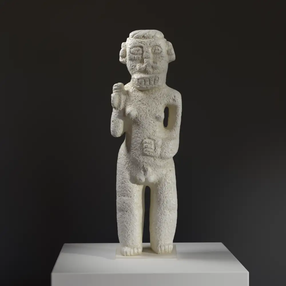 Escultura de un Hermafrodita con detalles anatómicos y acabados que imitan mármol y bronce.