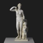 Escultura de Venus en Brazos, réplica en resina con efecto de mármol y bronce.