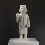 Escultura del Soberano Vestido como Xiuhtecuhtli en resina con detalles de pátina.