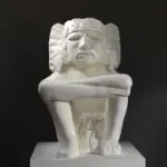 Escultura de la Figura de Piedra Sentada de Xiuhtecuhtli, Dios del Fuego azteca.