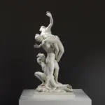 Réplica de la escultura 'La Raptura de las Mujeres Sabinas' en resina con efecto de mármol y bronce.