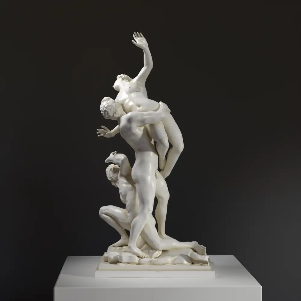 Réplica de la escultura 'La Raptura de las Mujeres Sabinas' en resina con efecto de mármol y bronce.