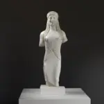 Réplica de La Kore de la Acrópolis en resina con acabado de mármol.