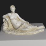 Escultura de La Nymphe de la Seine en resina con acabado de pátina.