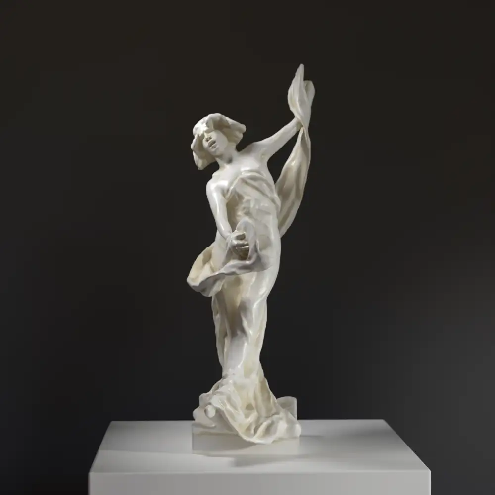 Escultura del Guerrero de la Danza en resina con pátina que imita mármol y bronce.