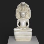 Escultura de Buda protegido por el naga en resina con efecto de mármol y bronce.