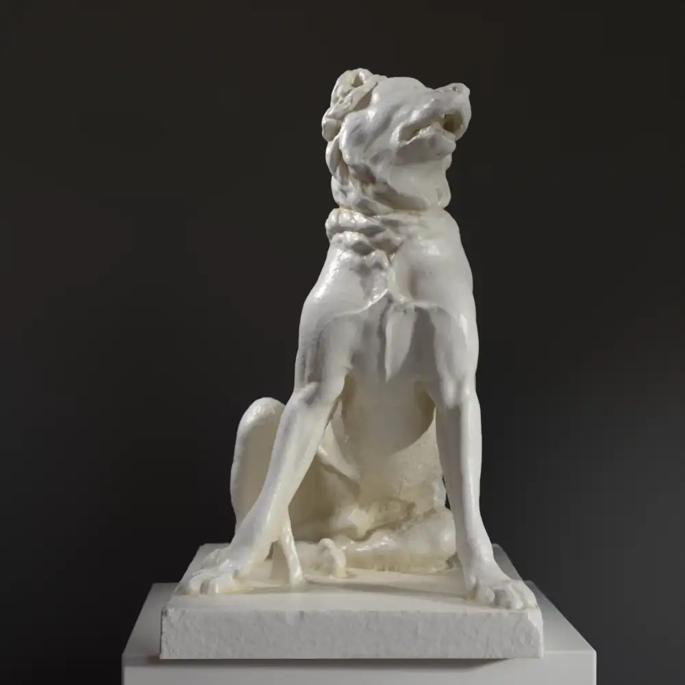 Escultura del Perro de Alcibíades en resina con acabado en pátina.