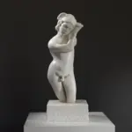 Escultura de Las Necrópolis en resina con acabado de mármol y bronce.