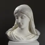 Busto de la Virgen María en resina con acabado de pátina.