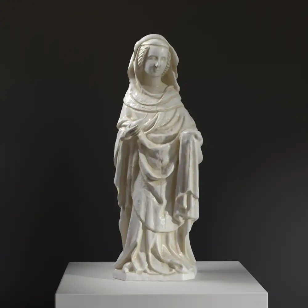 Escultura de La Virgen o Santa Femenina con una Pera en resina con acabado de pátina.