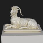 Escultura de la Cabra Descansando con detalles anatómicos y acabado en pátina.