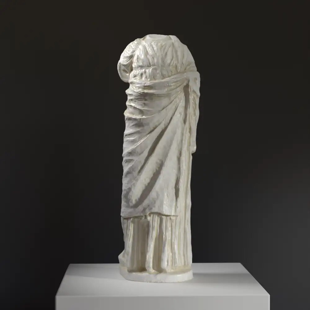 Escultura del Torso de una Estatua de una Niña en resina con acabado de pátina.