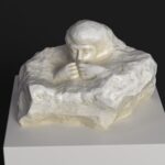 Escultura del Convaleciente de Camille Claudel, mostrando una figura con cabello corto y manos emergiendo del mármol.