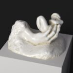 Escultura de La Mano del Diablo, mostrando una mano izquierda que sostiene una figura humana.
