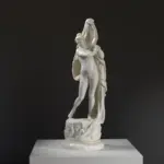 Escultura de la Variante de Venus Kallipygos en Bruselas, Bélgica, mostrando su elegante pose y detalles anatómicos.