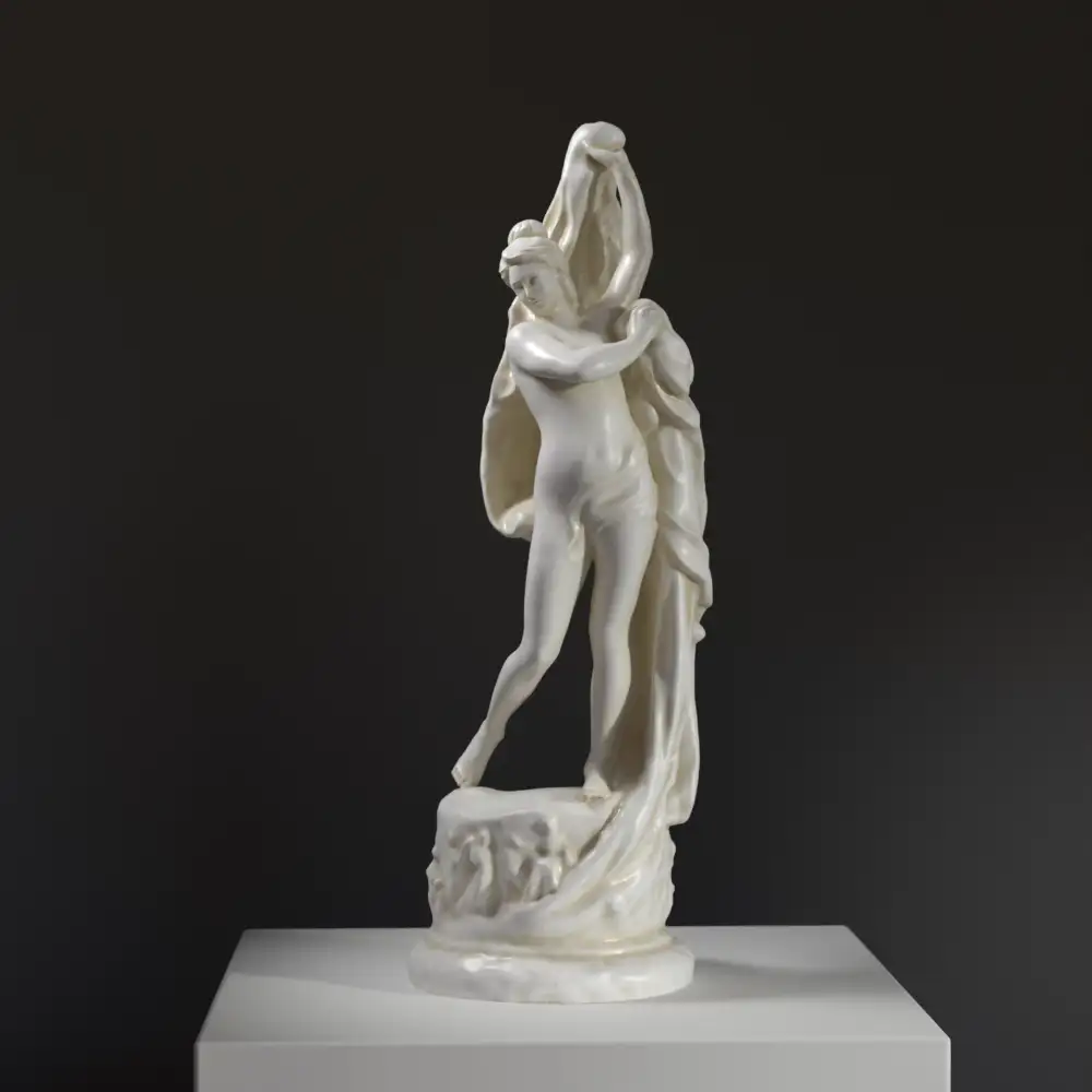 Escultura de la Variante de Venus Kallipygos en Bruselas, Bélgica, mostrando su elegante pose y detalles anatómicos.