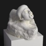 Escultura de La Mujer Pez en resina con acabado que imita mármol y bronce.