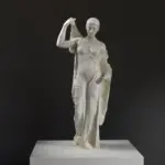 Escultura de Venus Genetrix en resina con efecto de mármol y bronce.