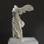 Victoria Alada de Samotracia en el Louvre de París, escultura helenística.